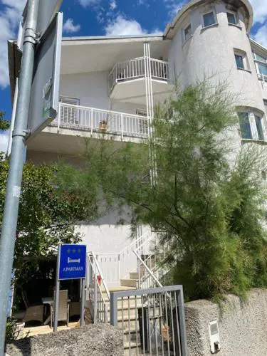 Big First Floor Apartment Near Arena and Centre