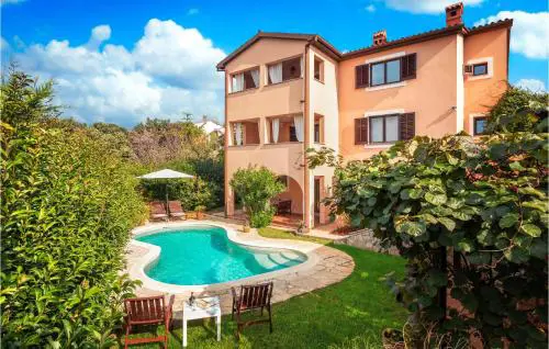 Amazing Apartment In Pula With Jacuzzi