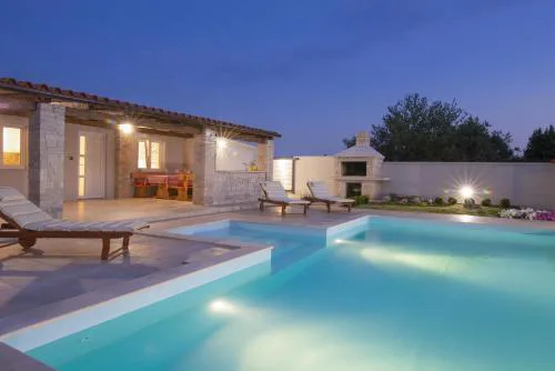 Ferienhaus Georgine mit Pool