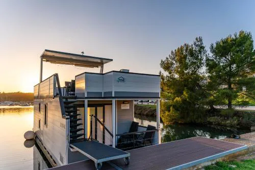 Floating house - ARIA