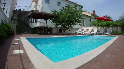 Große Ferienwohnung In Pula Mit Großem Pool