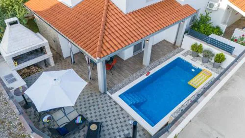 House Adeo with private pool, Pula