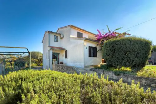 House for 12 people close to the sea