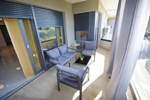 Modern 2-Bedroom Apartment Near the Beach