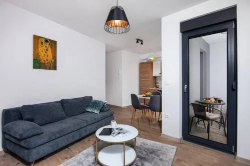 Modern Apartment with Balcony & Private Parking 5 min from Amphitheater