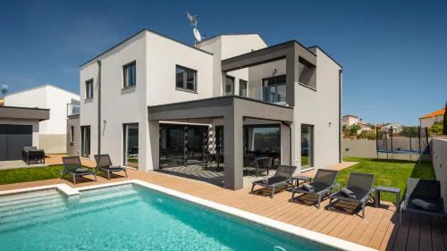 Modern villa Nea with outdoor pool in Pula