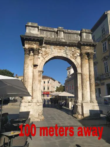 Roman Arch- low budget doublebed room in top center