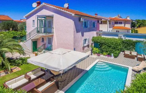 Strandnahes Haus mit Terrasse und Pool