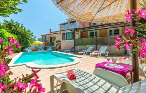 Cozy Home In Pula With Jacuzzi
