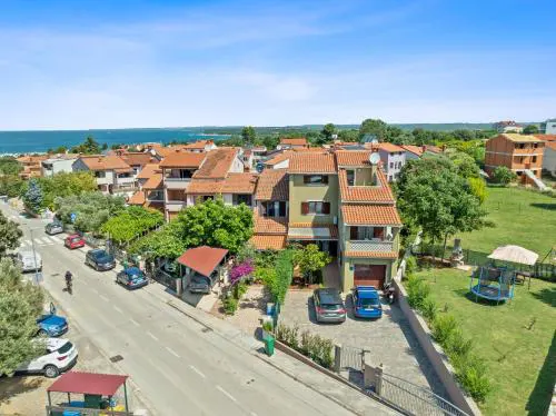 Villa Maras with yard, 400 m to the beach