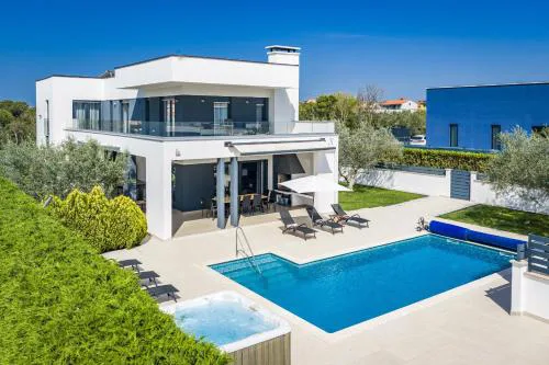 Villa Una in Pula with heated pool and whirlpool