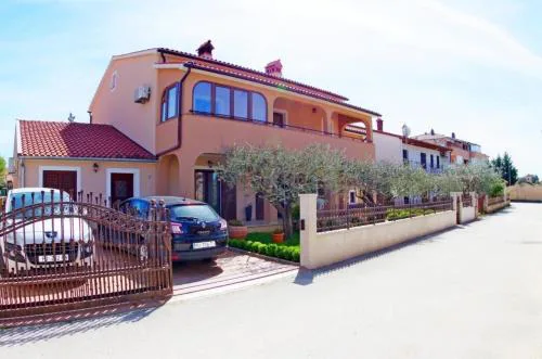 Wohnung in Pula mit Garten, Terrasse und Grill