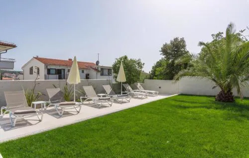 Wohnung Mit Gemeinschaftlichem Pool Und Grill
