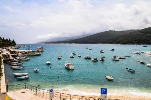 Apartman Gulliver in the center, 10 meters from the sea with private parking in natural shade