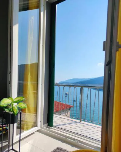 Apartment Noemi with a direct beach view