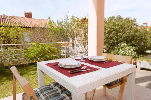 Rabac-quiet and cute apartment with grill,6001