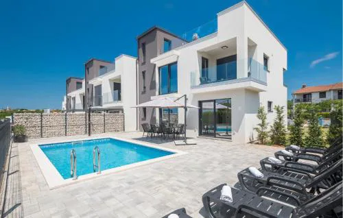 Nice Apartment In Radmani