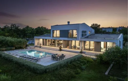 4 Bedroom Stunning Home In Rakalj