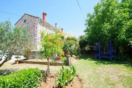 Ferienhaus in Rakalj mit Grill, Garten und Terrasse