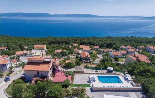 3 Bedroom Cozy Apartment In Labin