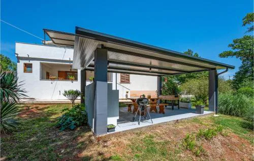 3 Bedroom Gorgeous Apartment In Rezanci