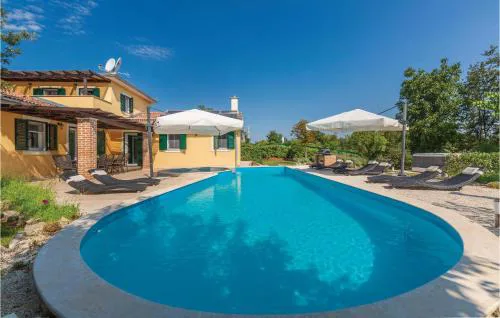 Nice Home In Rezanci With Wifi
