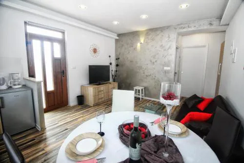 Apartments and Rooms Lorena 236