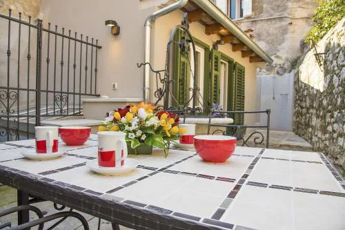 Atemberaubendes Altstadtapartment mit privater Terasse, Aussendusche - nur 500 Meter zum Strand