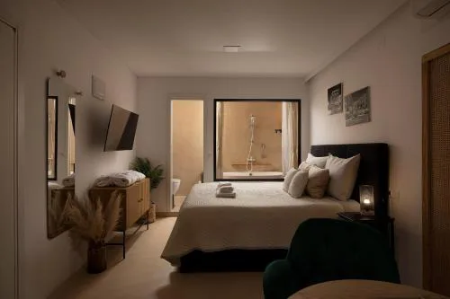 Deluxe Studio in City Center with Free Private Parking
