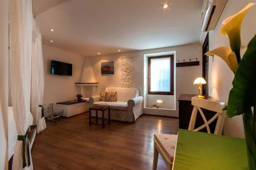Gorgeous Studio Tiramola