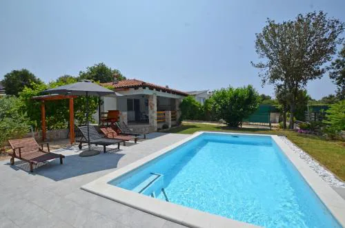 Holiday Home Eta With Pool