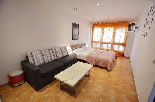 Jela Rooms and Studio