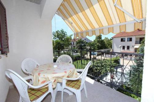 Komfortables Apartment mit privatem Balkon, Privatparkplatz, Babybett, Klima