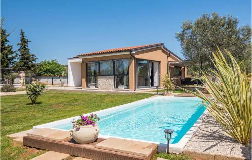Cozy Home In Rovinj With Jacuzzi