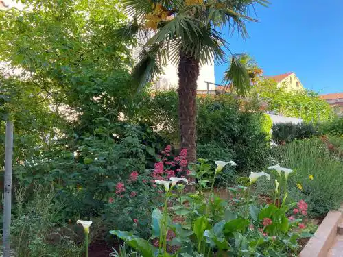 Mediterranes Apartment mit Grillbereich, Liegen im Garten, Privatparkplatz, WiFi
