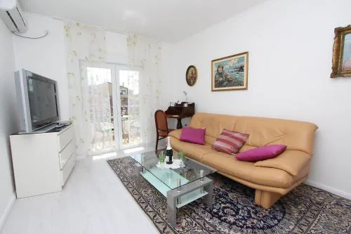 Mediterranes Apartment nur 10 Gehminuten zum Strand mit grossem Garten