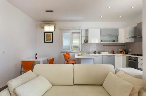 One-bedroom apartment ALBIS with balcony and parking in Rovinj