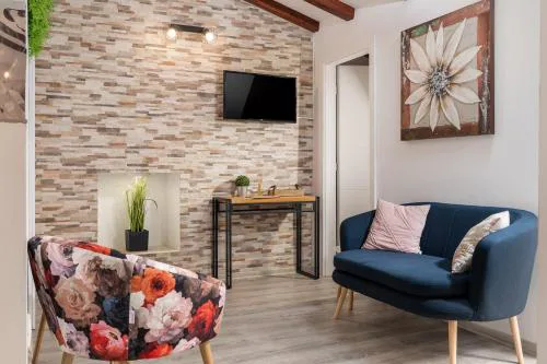 Relax in 2 bedroom app in old town w/AC and WIFI