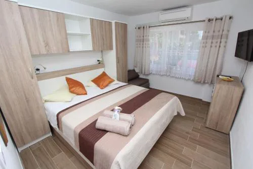 Rooms and Apartment Pina