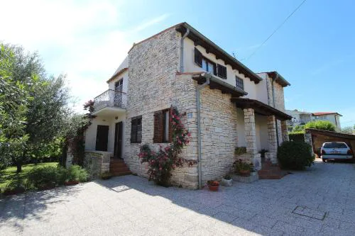Studio-Apartment im mediterranem Steinhaus und grosser Terrasse
