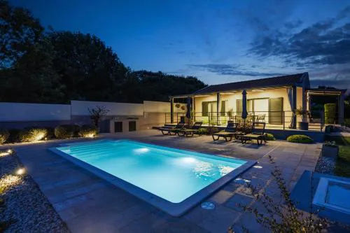Villa Jolanda for 4 people near Rovinj with kids playground & large garden - only 850 m from beach