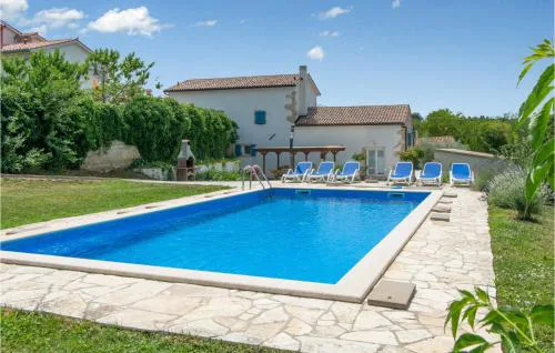 3 Bedroom Amazing Home In Ruzici