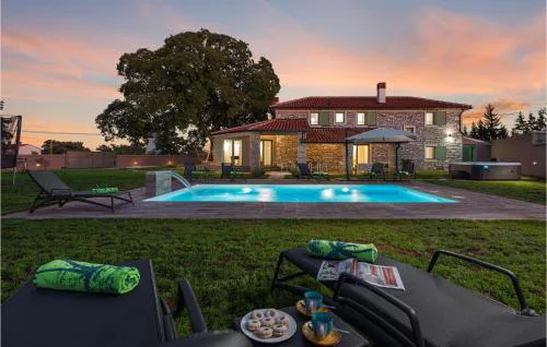 Amazing Home In Sajini