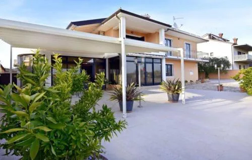 Komfortable Wohnung in Savudrija mit Grill, Garten und Terrasse