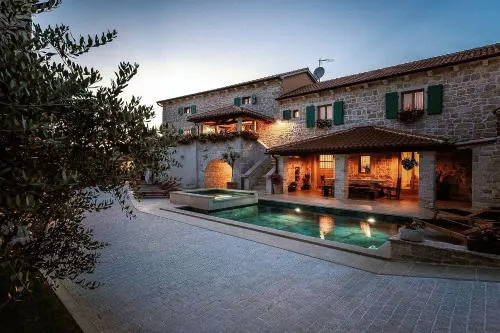 Mediterrane Steinvilla mit Privatpool, Whirlpool, Darts, Billard, Tischtennis, Gym