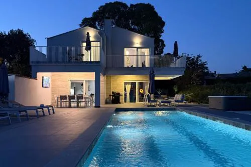 Casa BELLADONNA with Heated pool and Kids Playground
