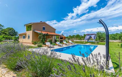 3 Bedroom Gorgeous Home In Sisan