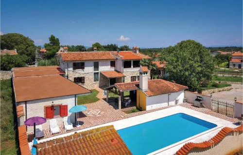 8 Bedroom Lovely Home In Sisan