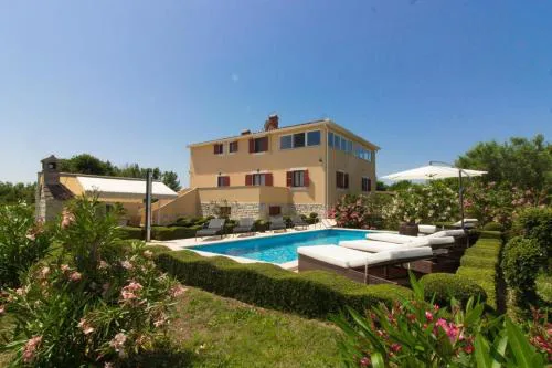Ferienhaus mit Privatpool für 10 Personen ca 300 qm in Šišan, Istrien Südküste von Istrien