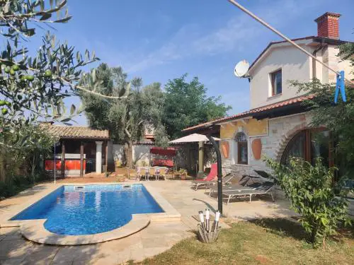 Holiday Home Sisan near Beach & Pool